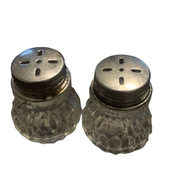 Vintage Mini Salt And Pepper Shakers Ridged Clear Glass Classic Americana - Picture 6 of 6